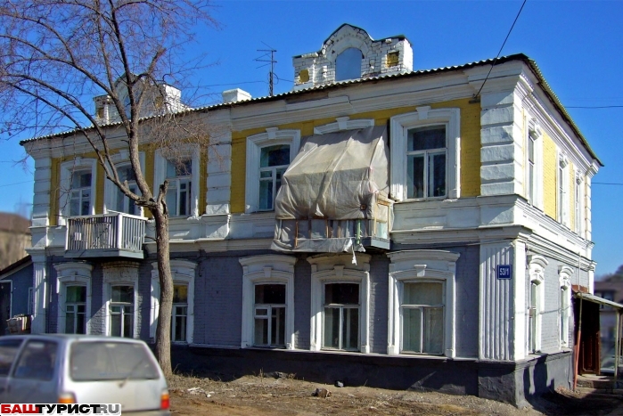 Дом усадьбы Шамовых с оградой и воротами (восточное здание)