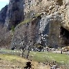 Скала Калим-ускан и пещера Салаватская. Скала. Пещера. Река