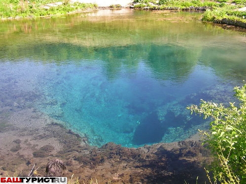 Голубое озеро под Уфой никогда не замерзает.