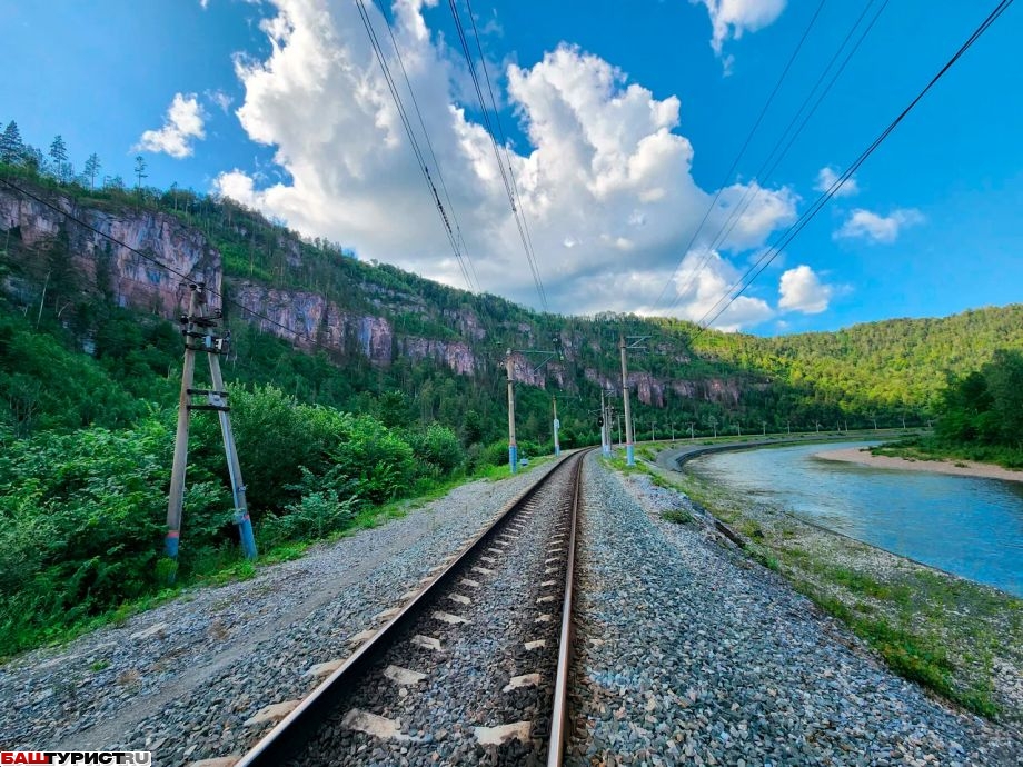 Розовые скалы на реке Инзер