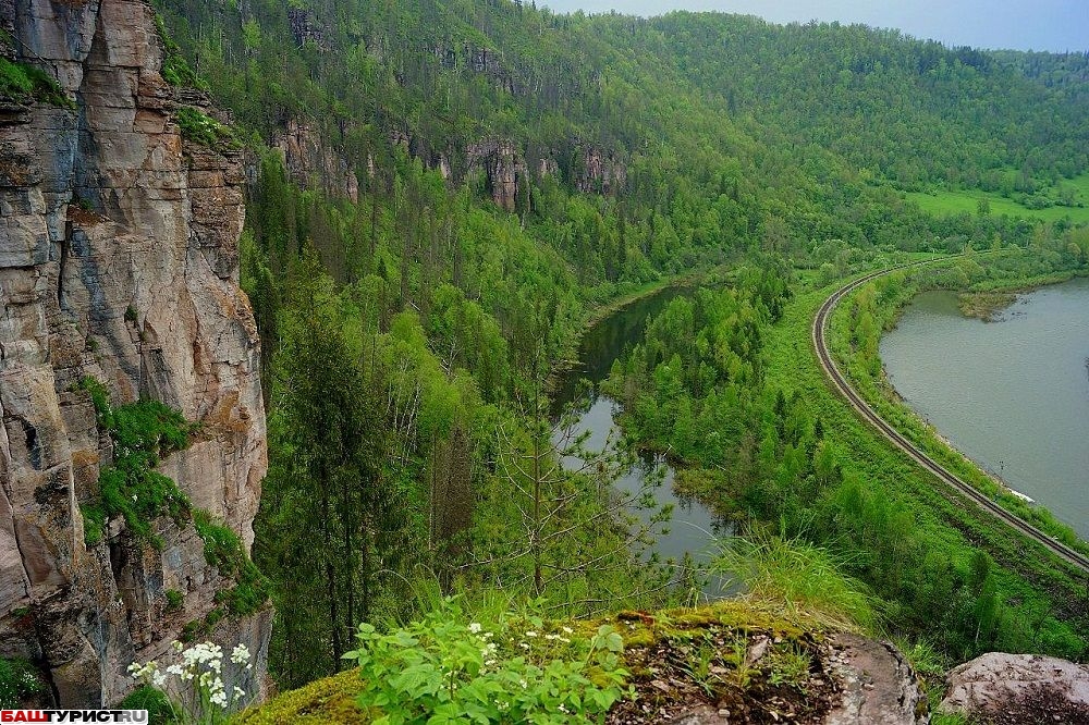 Розовые скалы на реке Инзер