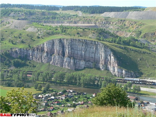 Красная скала в Миньяре