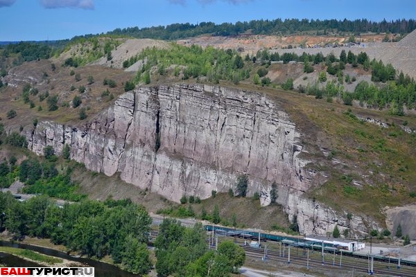 Красная скала в Миньяре