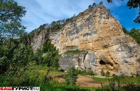 Скала Калим-ускан и пещера Салавата Юлаева (Макарово)