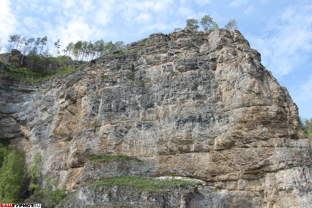 Скала Калим-ускан и пещера Салавата Юлаева (Макарово)