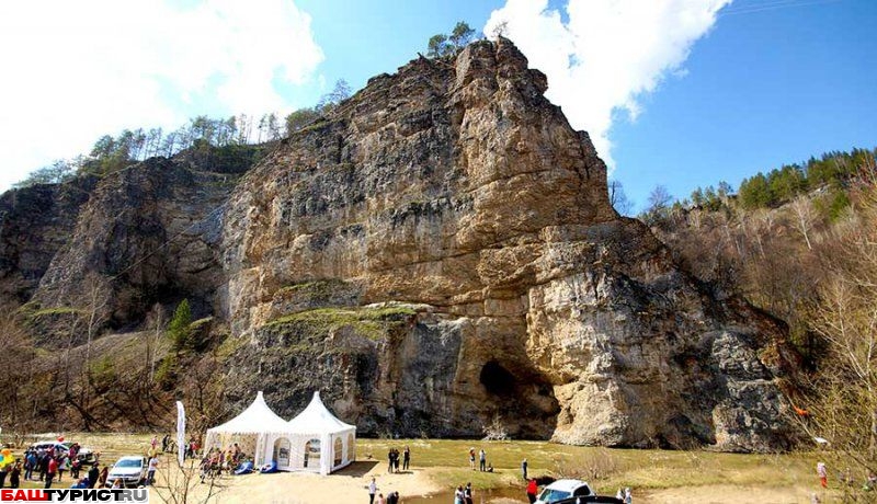 Скала Калим-ускан и пещера Салавата Юлаева (Макарово)