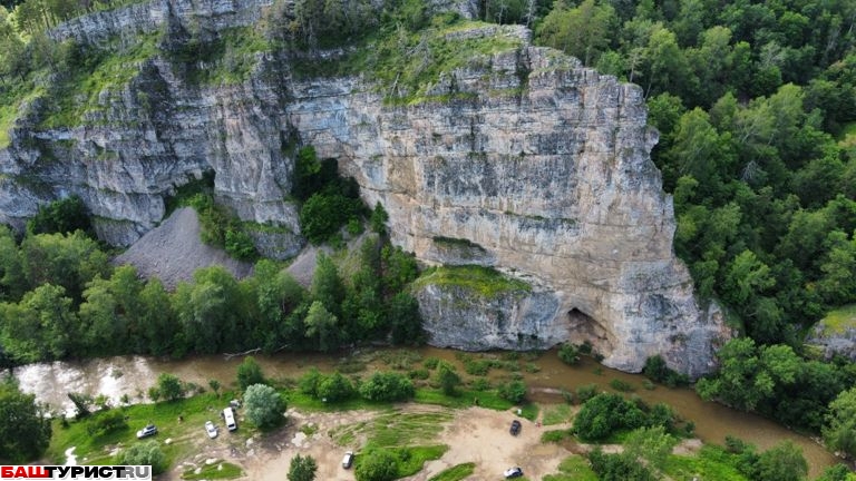 Скала Калим-ускан и пещера Салавата Юлаева (Макарово)
