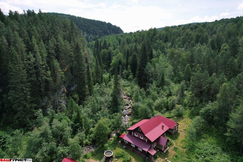 Айгир- всесезонная туристическая база в горах Южного Урала.
