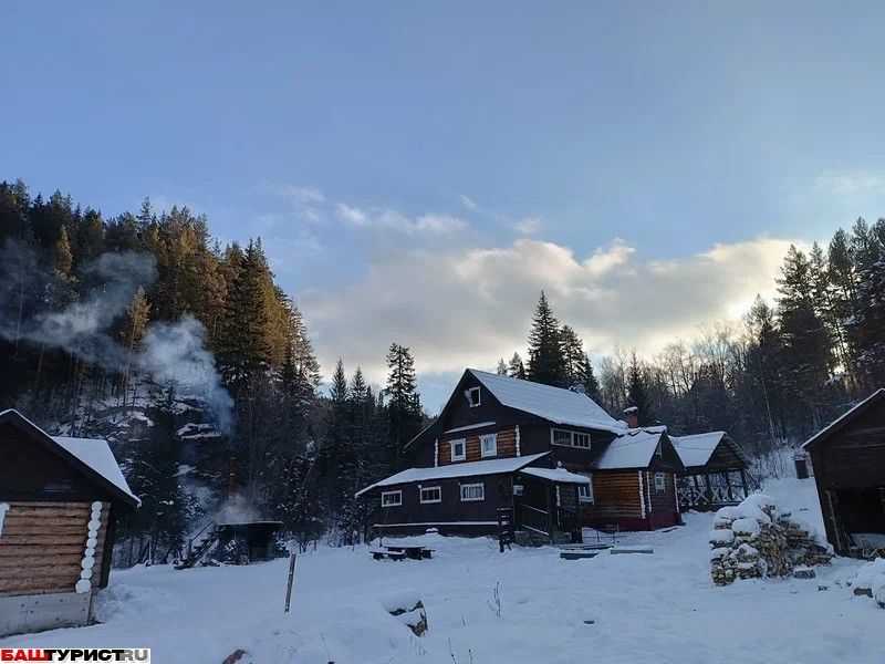 Айгир- всесезонная туристическая база в горах Южного Урала.