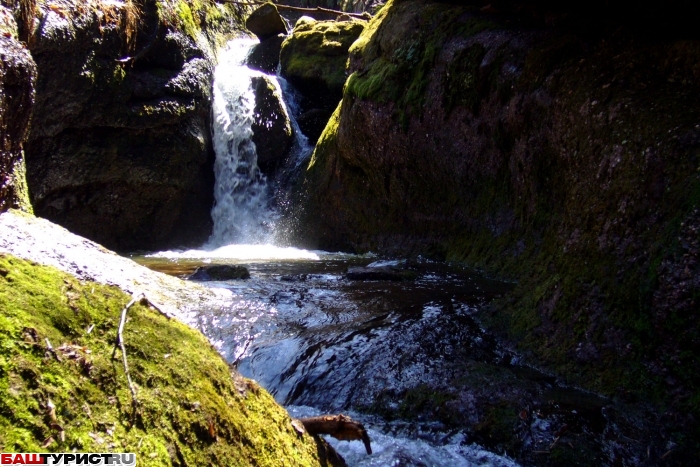 Река и водопад Кунгуртуй, рядом с водопадом Кукраук (Кук-караук) в августе