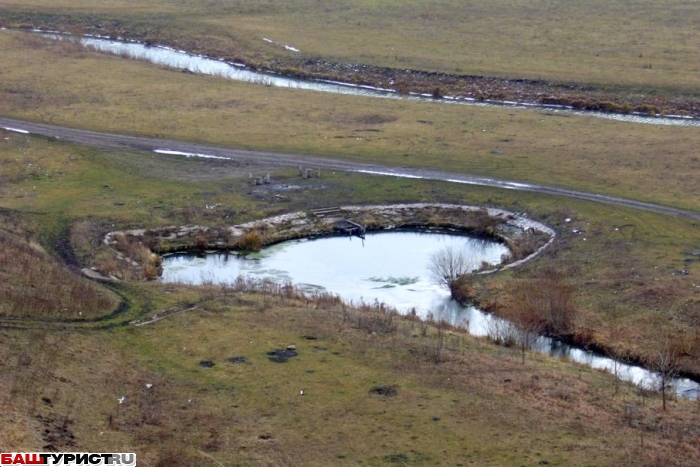 Голубое озеро под Уфой никогда не замерзает.