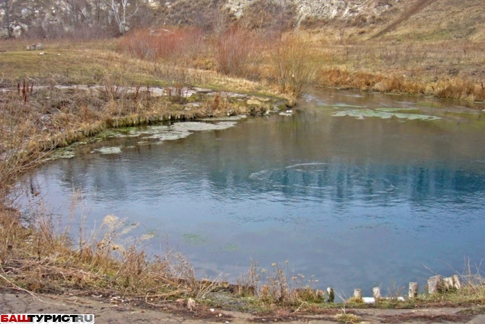 Голубое озеро под Уфой никогда не замерзает.