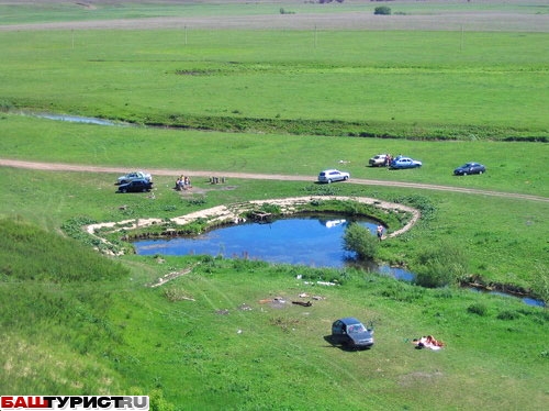 Голубое озеро под Уфой никогда не замерзает.