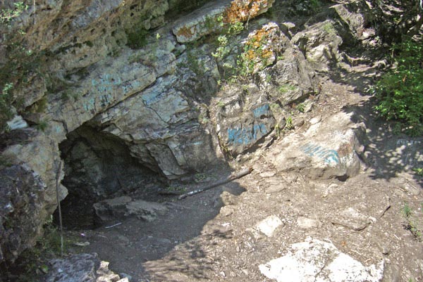 Вход в пещеру Хазинская