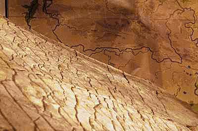 Каменная плита, найденная в деревне Чандар. По мнению ученых, это часть рельефной карты уральского региона. Исследователи полагают, что в окрестностях Чандара могут находиться и другие фрагменты гигантской карты